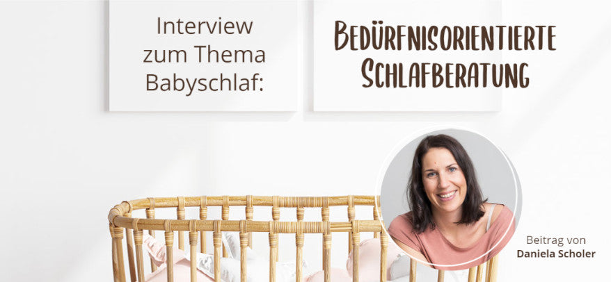 Hebamme Daniela Scholer im Interview zum Thema Babyschlaf mit Babybett im Vordergrund.