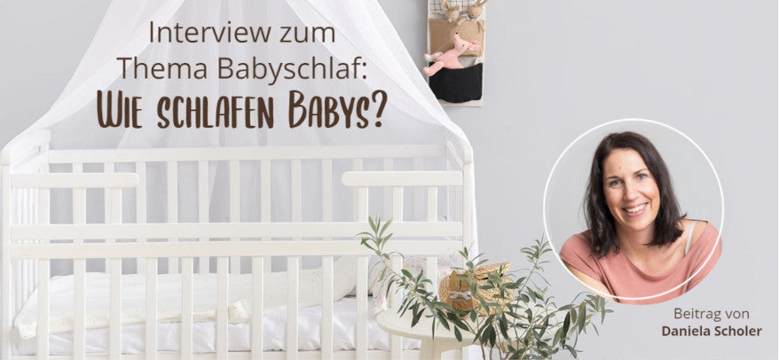 Hebamme Daniela Scholer im Interview zum Thema Babyschlaf mit Babybett im Vordergrund.
