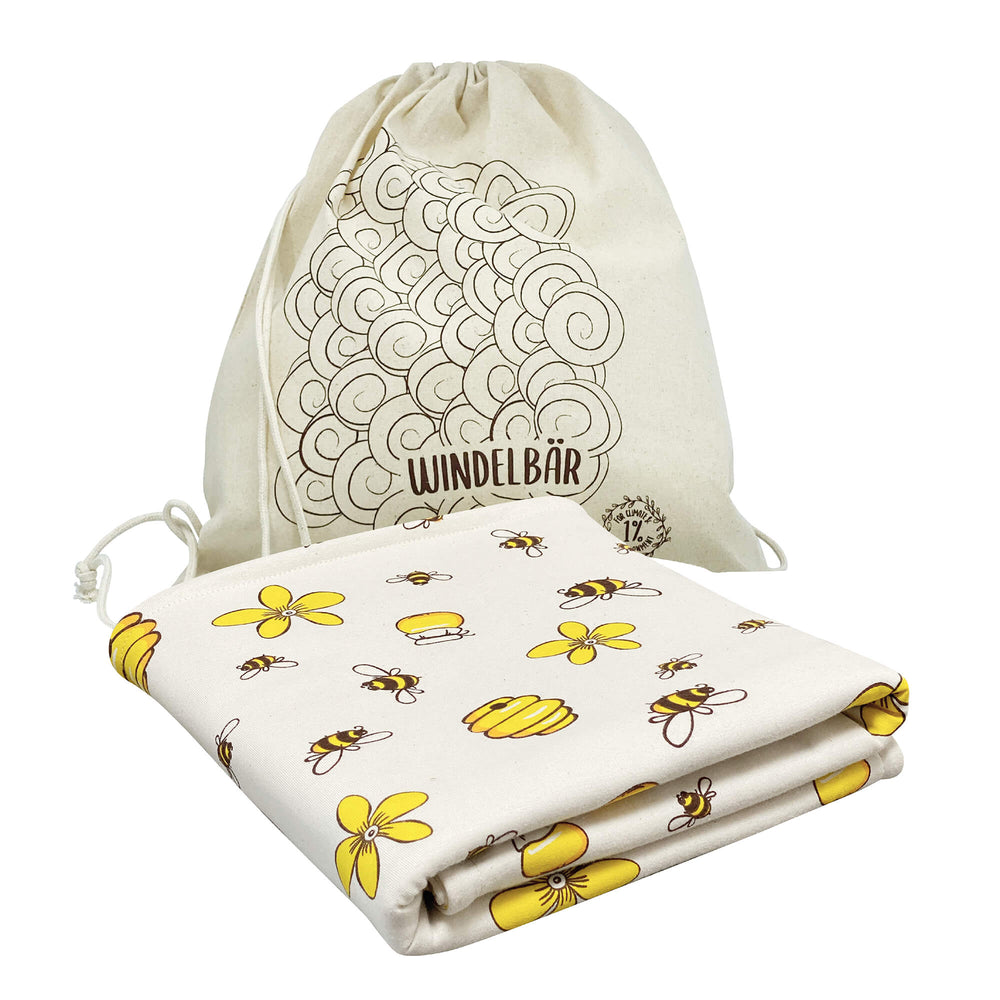 Zwei Babys schlafen nebeneinander im Windelbär Schlafsack Design Bienen und Design Meer.